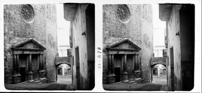 Façana i portal de l'església de Montroig