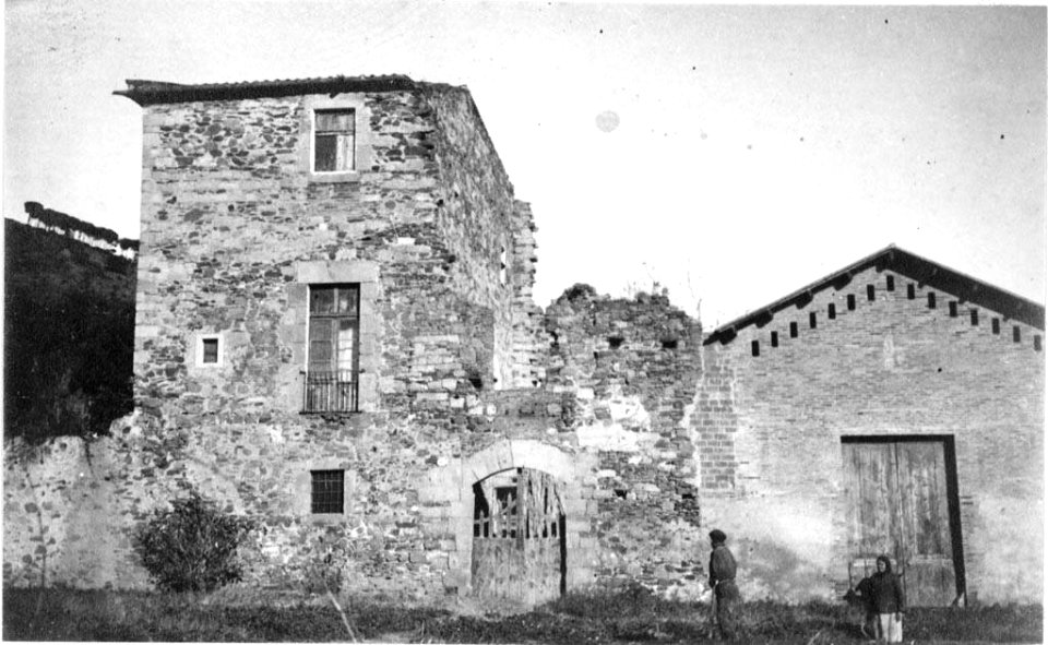 Façana i portal de la Granja Nova o Can Vilà amb gent