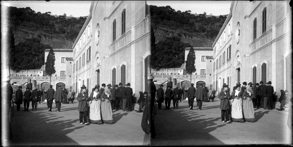 Façana de l'hospital psiquiàtric de Betlem a Sant Gervasi i gent al davant (AFCEC BORDAS D 4263)