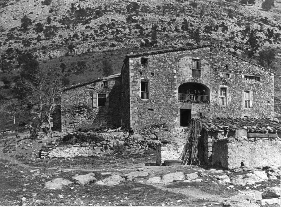 Façana principal de Can Nou de Bassegoda