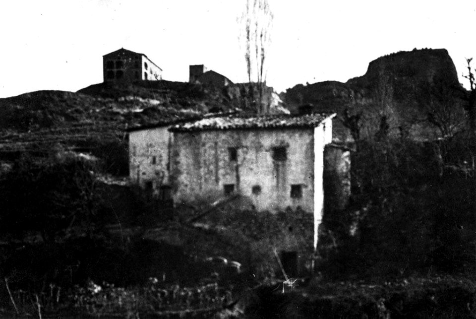 Façana del Molí de la Portella amb el monestir al fons