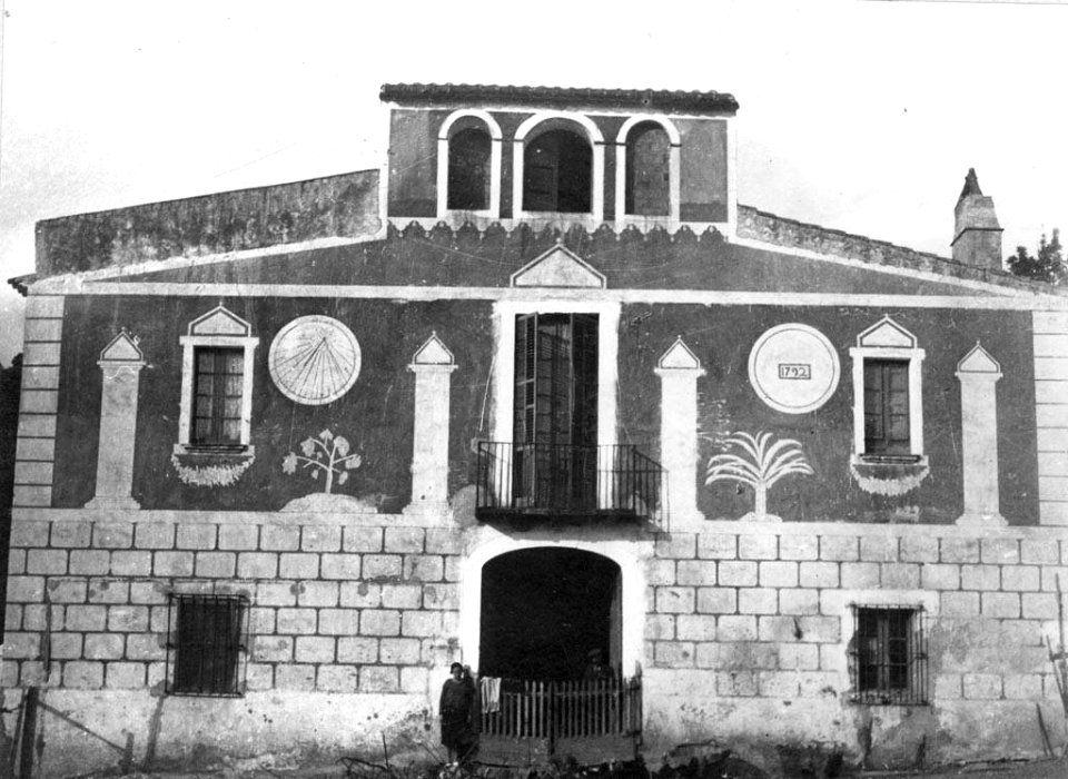 Façana esgrafiada i amb rellotge de sol de Can Roca de Dalt