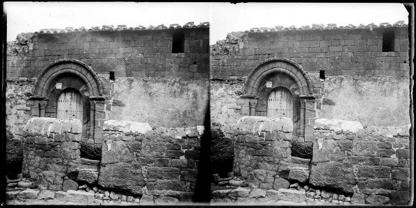 Façana i porta de l'església de Sant Pere Sasserra