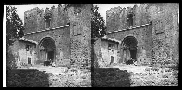 Façana i portal de l'església del monestir de Cornellà de Conflent