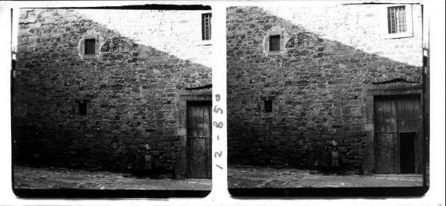 Façana lateral de l'església parroquial dels Prats de Rei