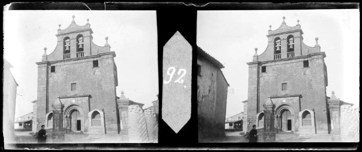 Façana principal de l'església de Santa Maria de Folgueroles