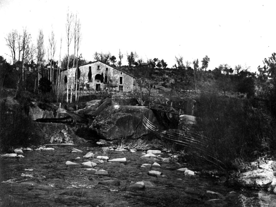 Façana del Molí de la Moscavera, en primer terme riu i passera