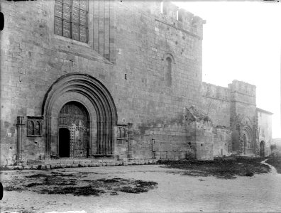 Façana principal del monestir de Santes Creus (AFCEC RIBASV C 2670)