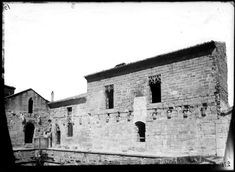Façanes del claustre gòtic del monestir de Santa Maria de Poblet (AFCEC VINTRO D 2601)