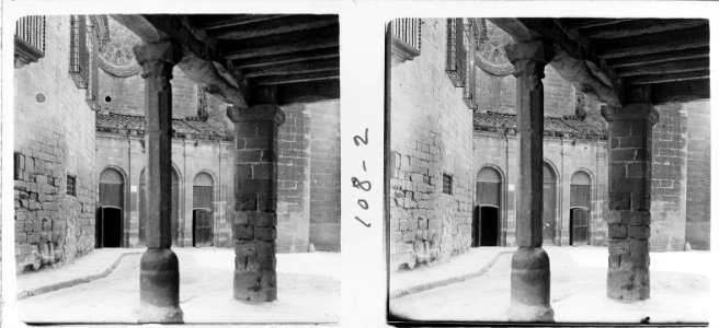 Façana lateral de l'església de Cervera per sota de la volta