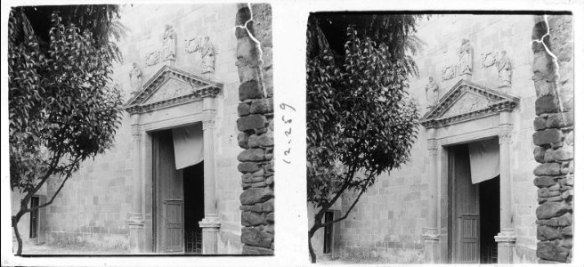 Façana principal de l'església de Santa Maria