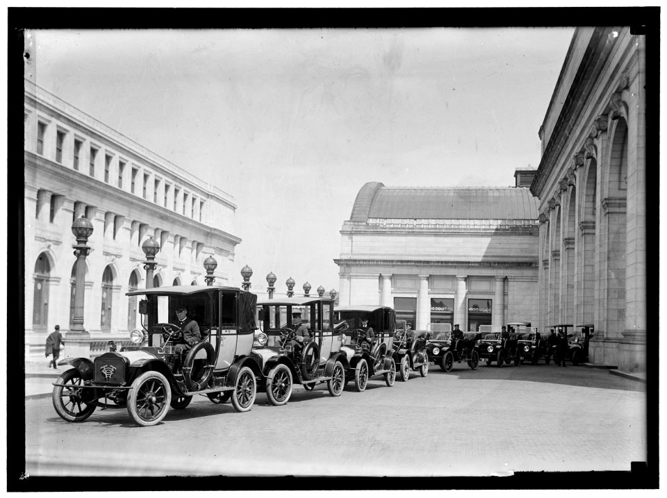 FEDERAL TAXICAB. CABS AT UNION STATION LCCN2016865378