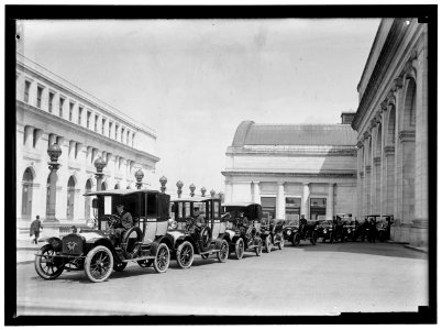 FEDERAL TAXICAB. CABS AT UNION STATION LCCN2016865378