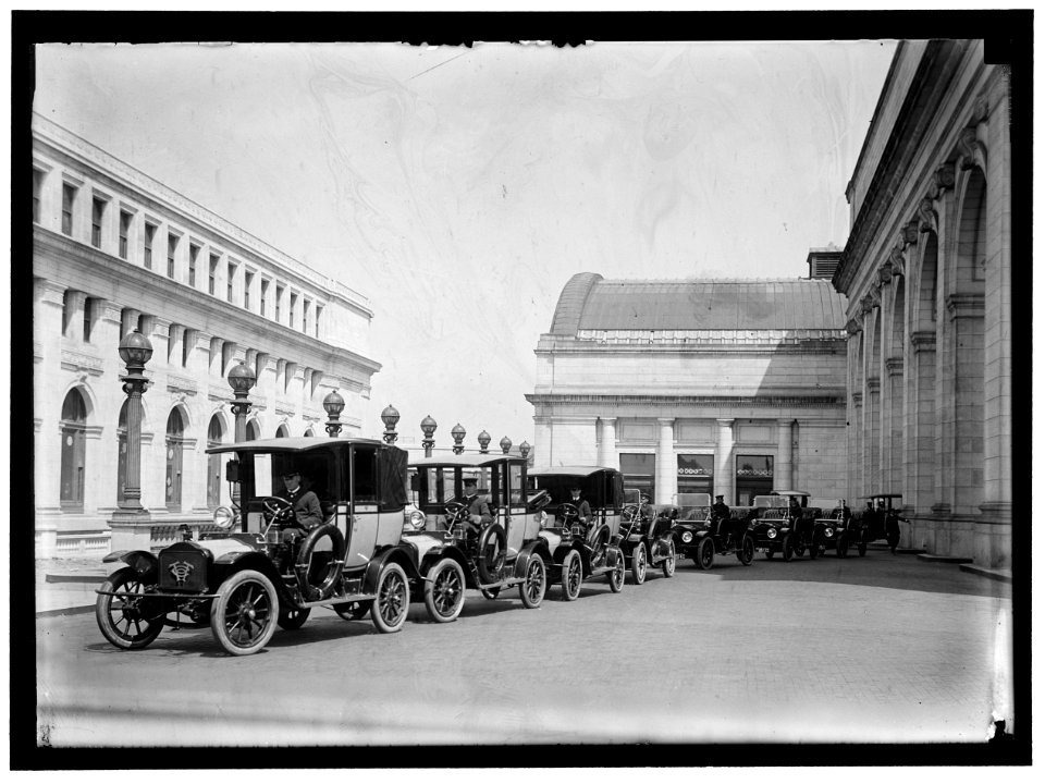 FEDERAL TAXICAB. CABS AT UNION STATION LCCN2016865380