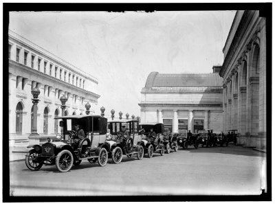 FEDERAL TAXICAB. CABS AT UNION STATION LCCN2016865380