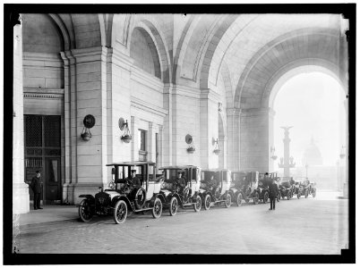 FEDERAL TAXICAB. CABS AT UNION STATION LCCN2016865377