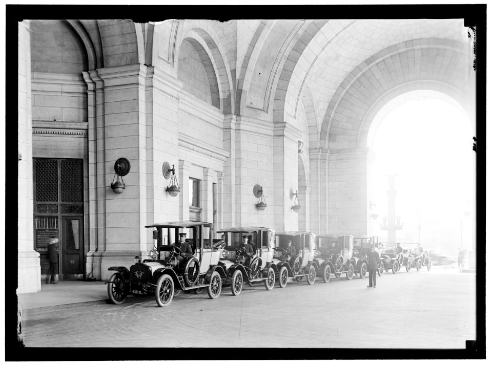 FEDERAL TAXICAB. CABS AT UNION STATION LCCN2016865379