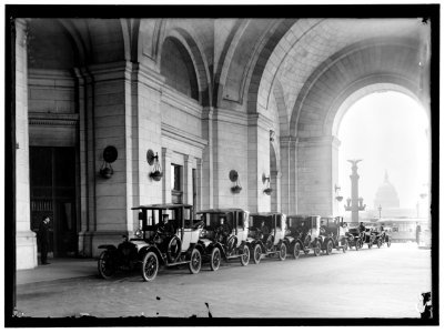 FEDERAL TAXICAB. CABS AT UNION STATION LCCN2016865381