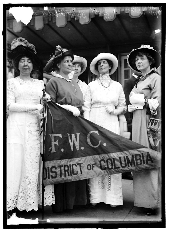 FEDERATION OF WOMEN'S CLUBS, D.C. LEADERS OF DELEGATION TO WHITE HOUSE- MRS. ELLIS LOGAN; MRS. H.W.WILEY; MISS E. SHIPPEN; MRS. R.C. DARR; MISS M. McNEILAN LCCN2016865681