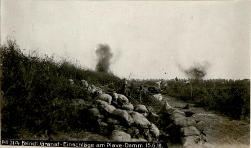 Feindl.Granat-Einschläge am Piave-Damm 15.6.18. (BildID 15619604)
