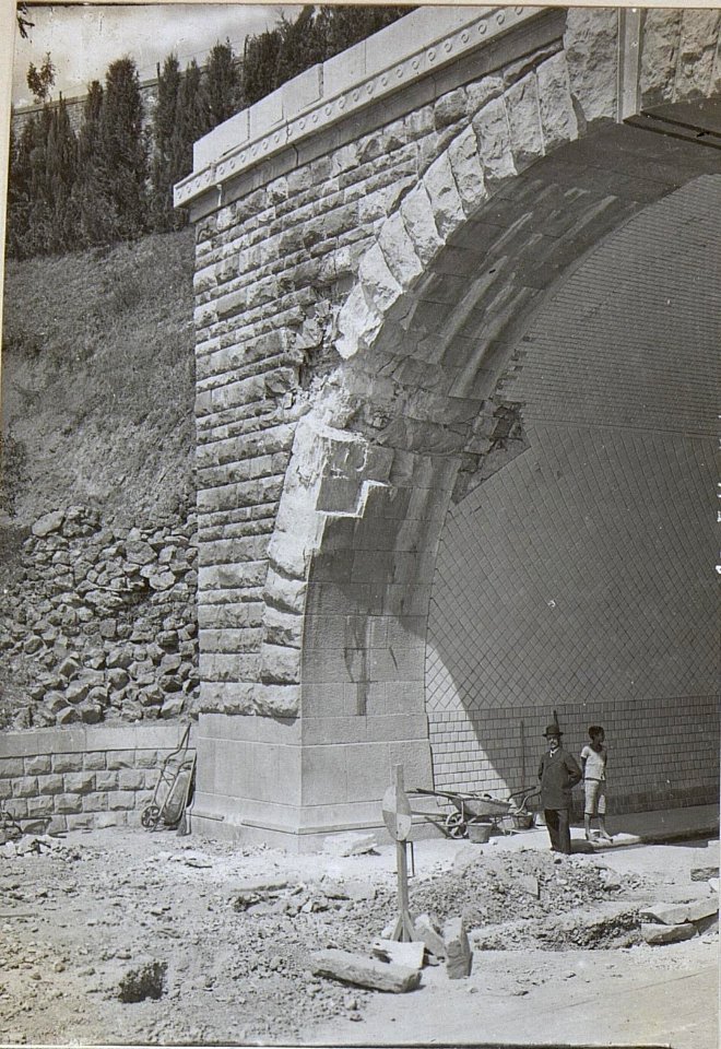 Feindl.Granateinschlag am 19.VIII.17.in Triest, Tunel Eingang von St.Marco. (BildID 15597805)