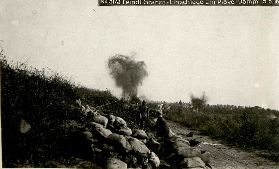 Feindl.Granat-Einschläge am Piave-Damm 15.6.18. (BildID 15619597)