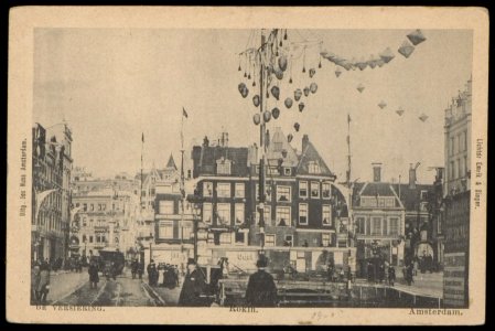 Feestversiering op het Beurspleintje bij het begin van het Rokin met links op de achtergrond de Dam. Jos Nuss, amsterdam, Afb PBKD00347000012