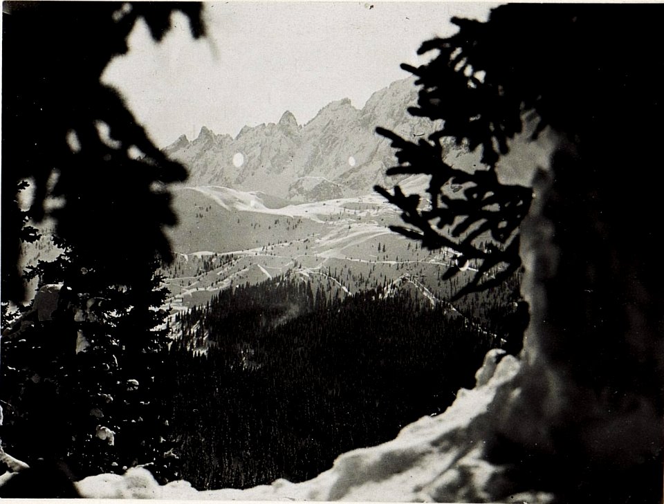 Feindliche Stellung am Hang süd - westlich der Rotwand, von der Artilleriestellung aus gesehen. (BildID 15578844)