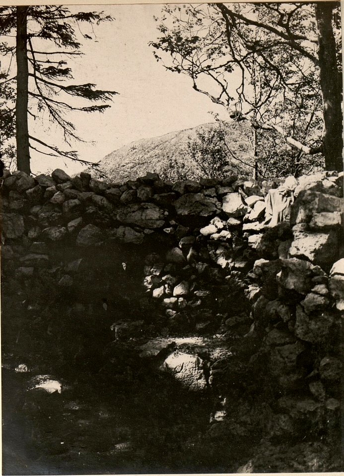 Feindliche Stellungen am Krasji VRH, vom eigenen Schützengraben aus gesehen.Standpunkt, VRSICHANG. Aufgenommen am 30.VI.1916. (BildID 15476994)