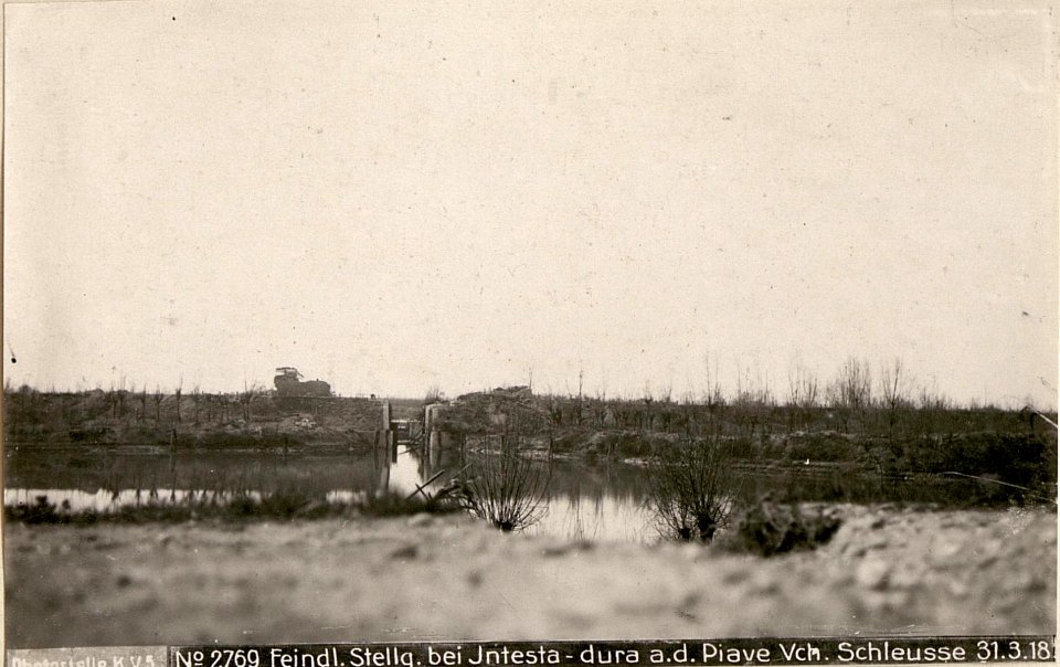 Feindl.Stellg. bei Intesta-dura a.d. Piave Vch. Schleusse 31.3.18. (BildID 15617018)