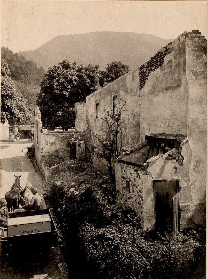 Feldkino in der zerschossenen Ortschaft Tarvis. Aufgenommen am 21. Mai 1916. (BildID 15475468)
