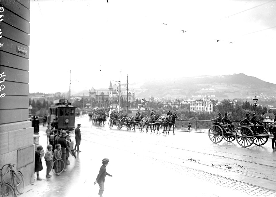 Feldartillerie neben einem Tram auf der Kirchenfeldbrücke - CH-BAR - 3239027