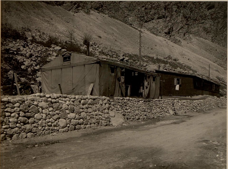 Felddampf Wäscherei Nummer 16. Strassenansicht, aufgenommen am 18. April 1916 (BildID 15474389)