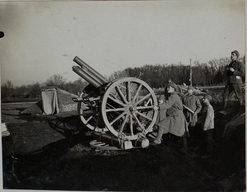 Feldgeschütz eingebaut, als Fliegerabwehr Geschütz. Kote 277 südlich von ZALOSCE. (BildID 15453740)