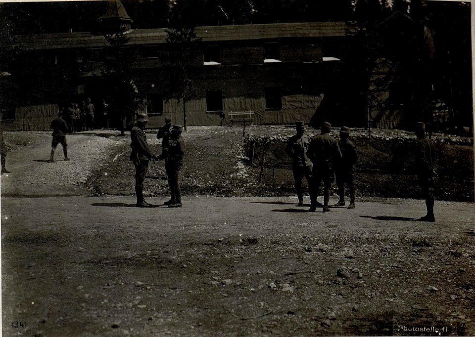 Feldmarschall Conrad v.Hötzendorf beim VI.Korps-Kommando (BildID 15639431)