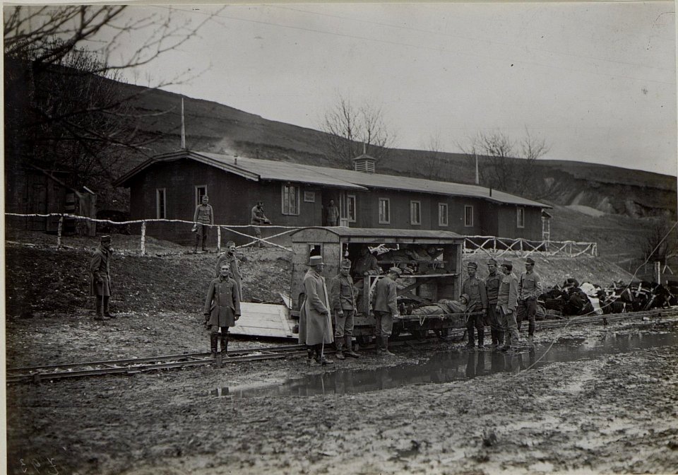 Feldbahn, Verwundetenabschub in Nesterowce bei der Divisionssanitätsanstalt 32 (BildID 15442083)