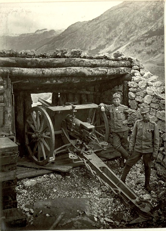 Feldgeschütz im Annex Werk Kal FKR 40-1. (BildID 15461098)