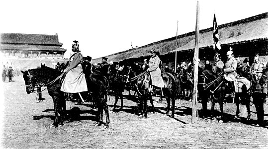 Feldmarschall Graf von Waldersee. Generalmajor von Schwarzhoff. Parade am 27. 12. 1900 in der Verbotenen Stadt gelegentlich der Fahnenübergabe an die Ostasiatischen Bataillone 2