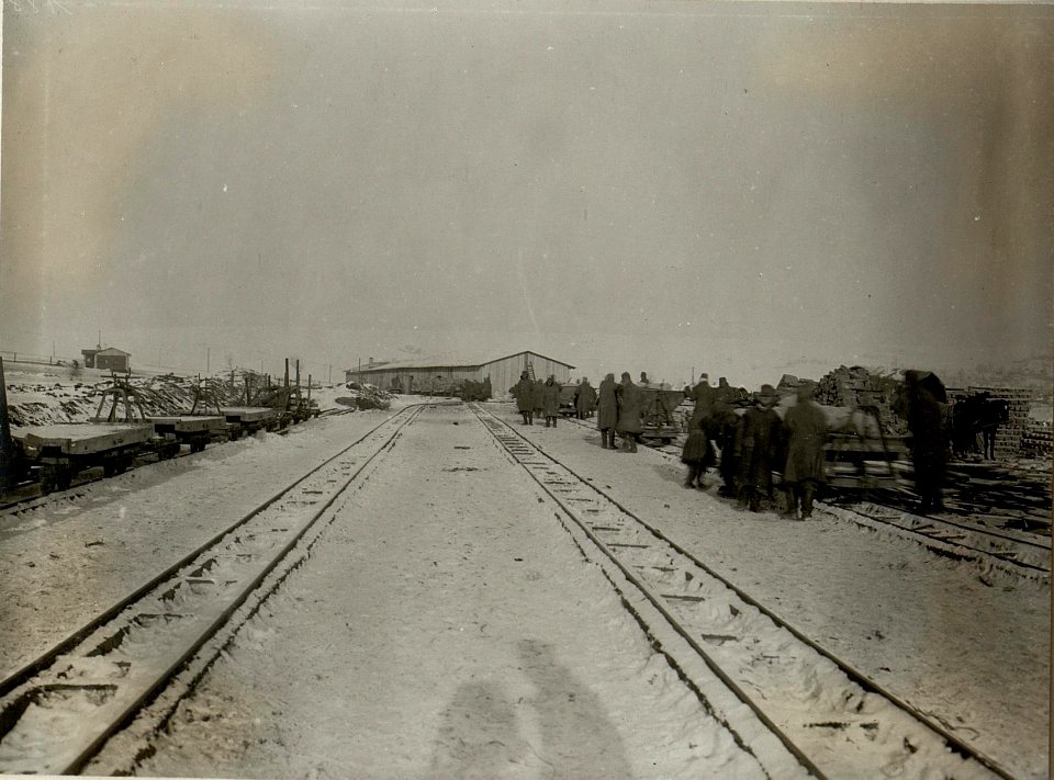 Feldbahnhof in Kalne, 25.1.1917 (BildID 15543395)