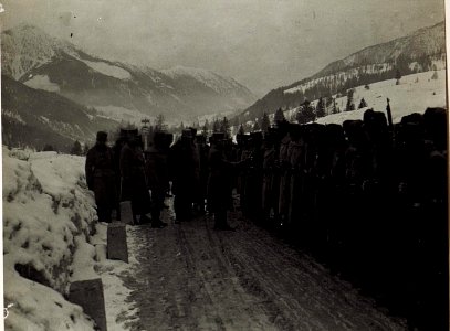 Feldmarschall von Conrad bei Truppen der 90. Infanterietruppendivision im Fleimstal in der Nähe von Vigo di Fassa. Hinter dem Heeresgruppenkommandant Exzellenz von Roth und Feldmarschallleutnant Goigi (BildID 15584004)