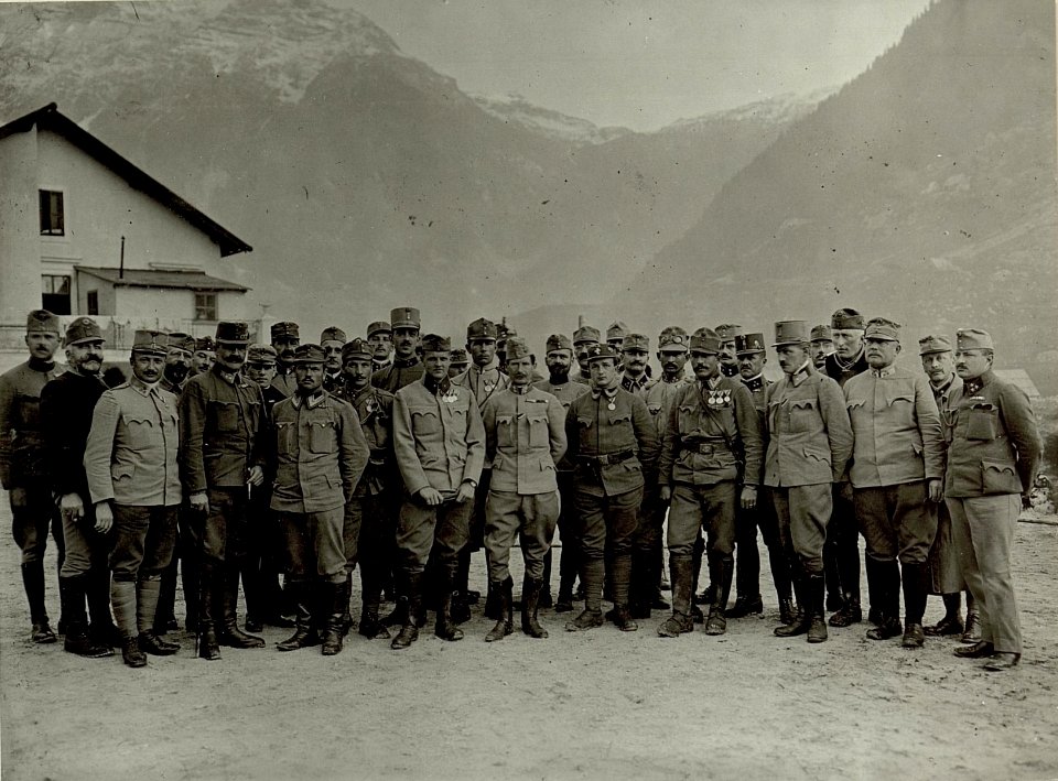 Feldmarschalleutnant Josef Nemeczek, rechts neben dem Fmllt. Fähnrich Ruthner, rechts neben dem Fähnrich, Stabsfeldwebel Plos. Foto zeigt den Feldmarschlalleutnant mit dekorierten Sol (BildID 15463513)