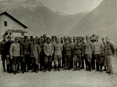 Feldmarschalleutnant Josef Nemeczek, rechts neben dem Fmllt. Fähnrich Ruthner, rechts neben dem Fähnrich, Stabsfeldwebel Plos. Foto zeigt den Feldmarschlalleutnant mit dekorierten Sol (BildID 15463513)
