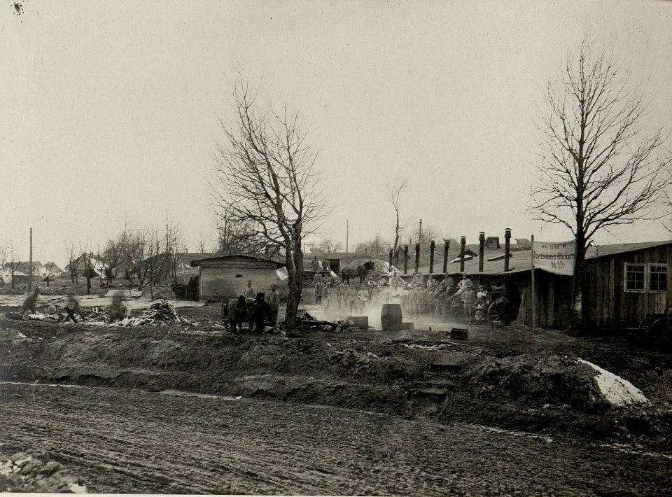 Feldbäckerei bei Ostrozec, aufgenommen am 20.II.1916 (BildID 15541659)