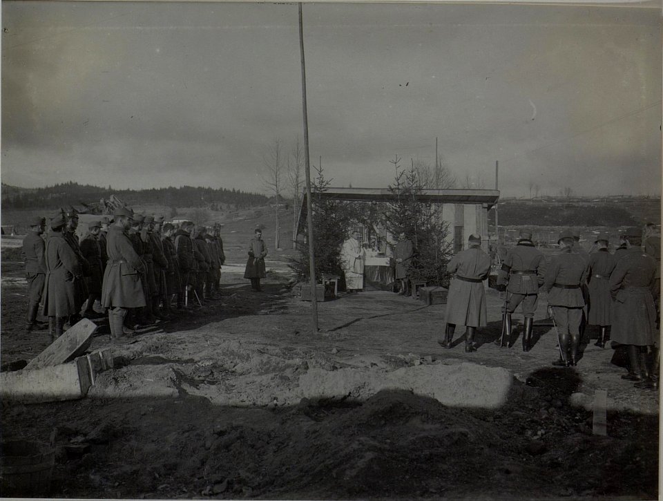 Feldmess beim 12.J.D.komdo am Christtage 1916. in Neagra Sarulin. (BildID 15452092)