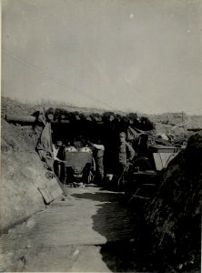 Feldküchenunterstand in der Stellungspartie des ersten Bataillons des Infanterieregimentes 75 beim Abschnitt Kreuz 363, südlich von Gebrow, aufgenommen am 2. Juni 1916 (BildID 15541960)