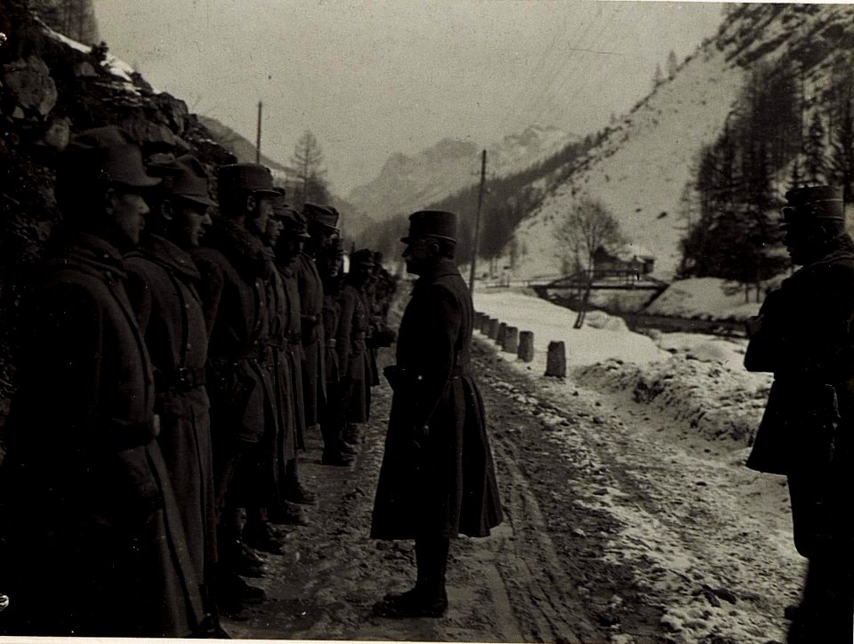 Feldmarschall Freiherr von Conrad spricht Truppen der 90. Infanterietruppendivision an, Strasse Vigo - Moena. (BildID 15583976)