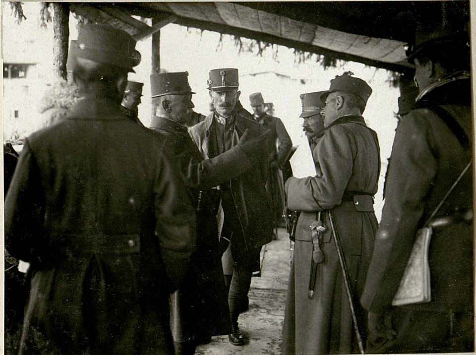 Feldmarschall Conrad im Gespräch mit den Kommandanten der 11.Armee Feldzeugmeister.Graf Scheuchenstuel (BildID 15624809)