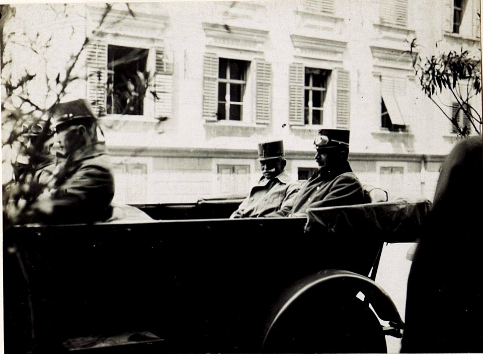 Feldmarschall Freiherr von Conrad und Oberstleutnant Wittich des Heeresgruppenkommandos vor der Abfahrt nach der Sturmübung in Schabs. (BildID 15584221)