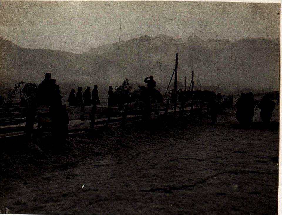 Feldmarschall Friedrich beim alten 14.Korps im Gardertal, Defilierung. (BildID 15579685)