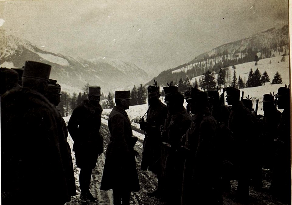 Feldmarschall von Conrad bei Truppen der 90. Infanterietruppendivision im Fleimstal in der Nähe von Vigo di Fassa. (BildID 15583997)